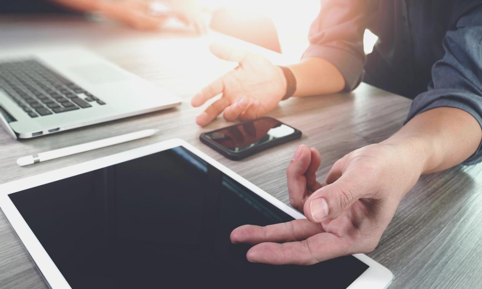 Moderne Arbeitsumgebung mit Computer und Finanzunterlagen